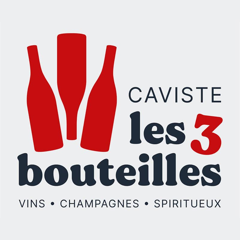 Logo la cave des trois bouteilles, avec trois bouteilles de vin rouge en vectoriel.