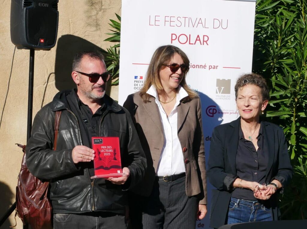 Image du Prix des Lecteurs 2025, avec l'auteur Marto Pariente tenant un trophée.