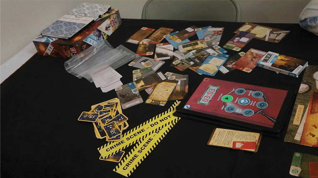 Visuel d'une table avec des éléments d'escape game, bande de police, cartes, pionts...