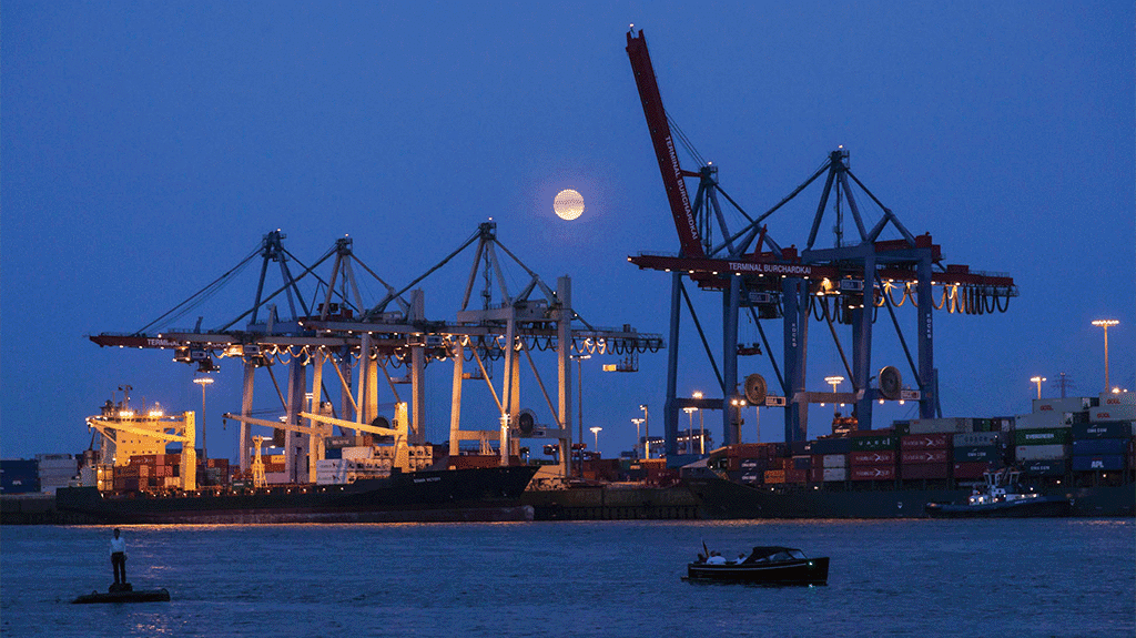 Exposition sur Hambourg. Photo du port de Hambourg avec des grues à conteneurs de nuit.