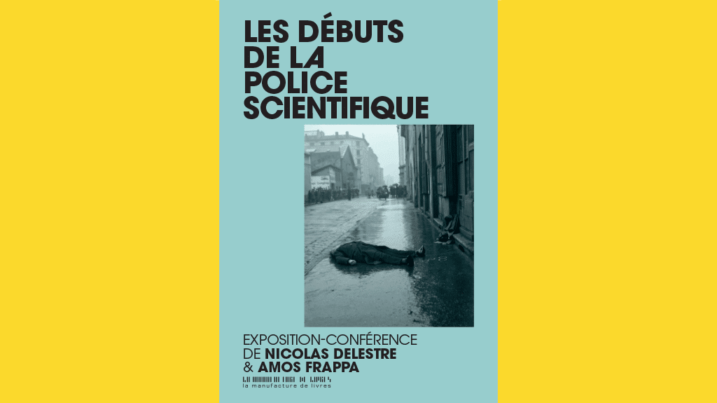 Exposition : les débuts de la police scientifique. Affiche fond bleu clair avec une ancienne photo en noir et blanc, une personne allongée au sol dans une rue mouillée.