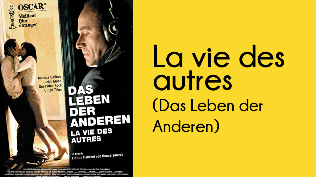 Affiche du film la vie des autres. Avec un homme portant un casque, espionnant derrière un mur, un couple qui s'embrasse.