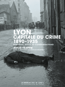 Photo couverture du livre : Lyon capitale du crime. Avec une ancienne photo d'un homme mort allongé sur un sol mouillé dans une rue de Lyon.