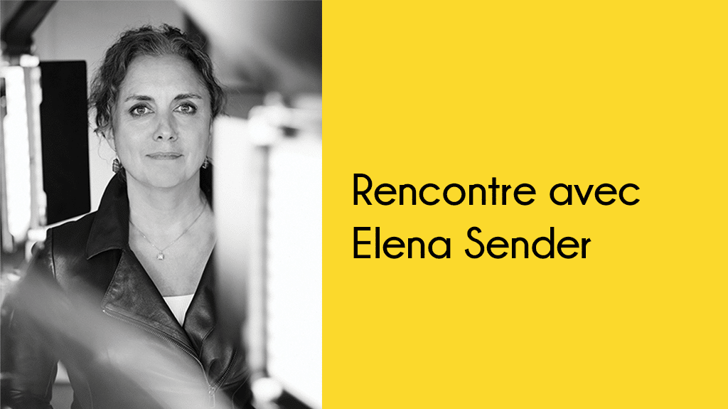 Portrait autrice de polar Elena Sender en noir et blanc.