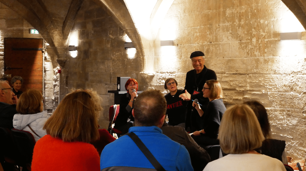 Rencontre d'un auteur du festival du polar 2025 avec son public dans une salle de la Chartreuse.