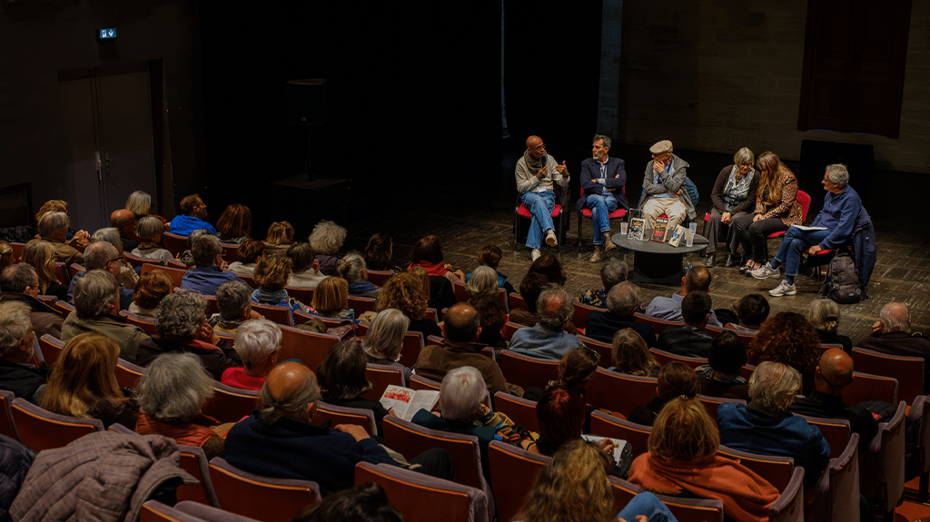 Table ronde dans la salle du Tinel de la Chartreuse avec un échange entre les auteurs de polar et le public.