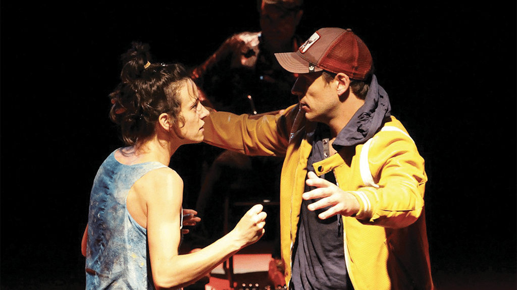 Spectacle Lune jaune, la ballade de Leïla et Lee. Un jeune homme avec une casquette discute avec une femme.