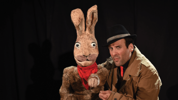 Photo du spectacle Conte enquête avec un inspecteur et une marionnette de lièvre.