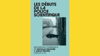 Exposition : les débuts de la police scientifique. Affiche fond bleu clair avec une ancienne photo en noir et blanc, une personne allongée au sol dans une rue mouillée.