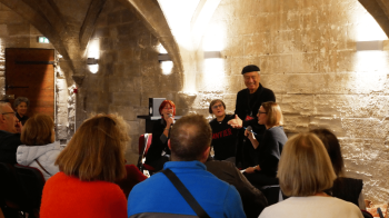 Rencontre d'un auteur du festival du polar 2025 avec son public dans une salle de la Chartreuse.