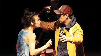 Spectacle Lune jaune, la ballade de Leïla et Lee. Un jeune homme avec une casquette discute avec une femme.